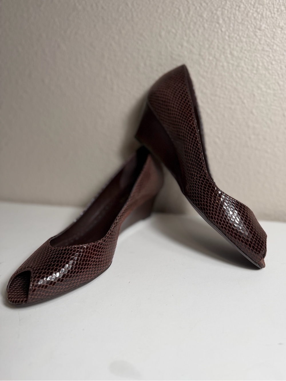 Gianni Bini~Brown~Snakeskin~Patent Leather~Peep Toe~Slip-On~Wedge~Pump~Size 8